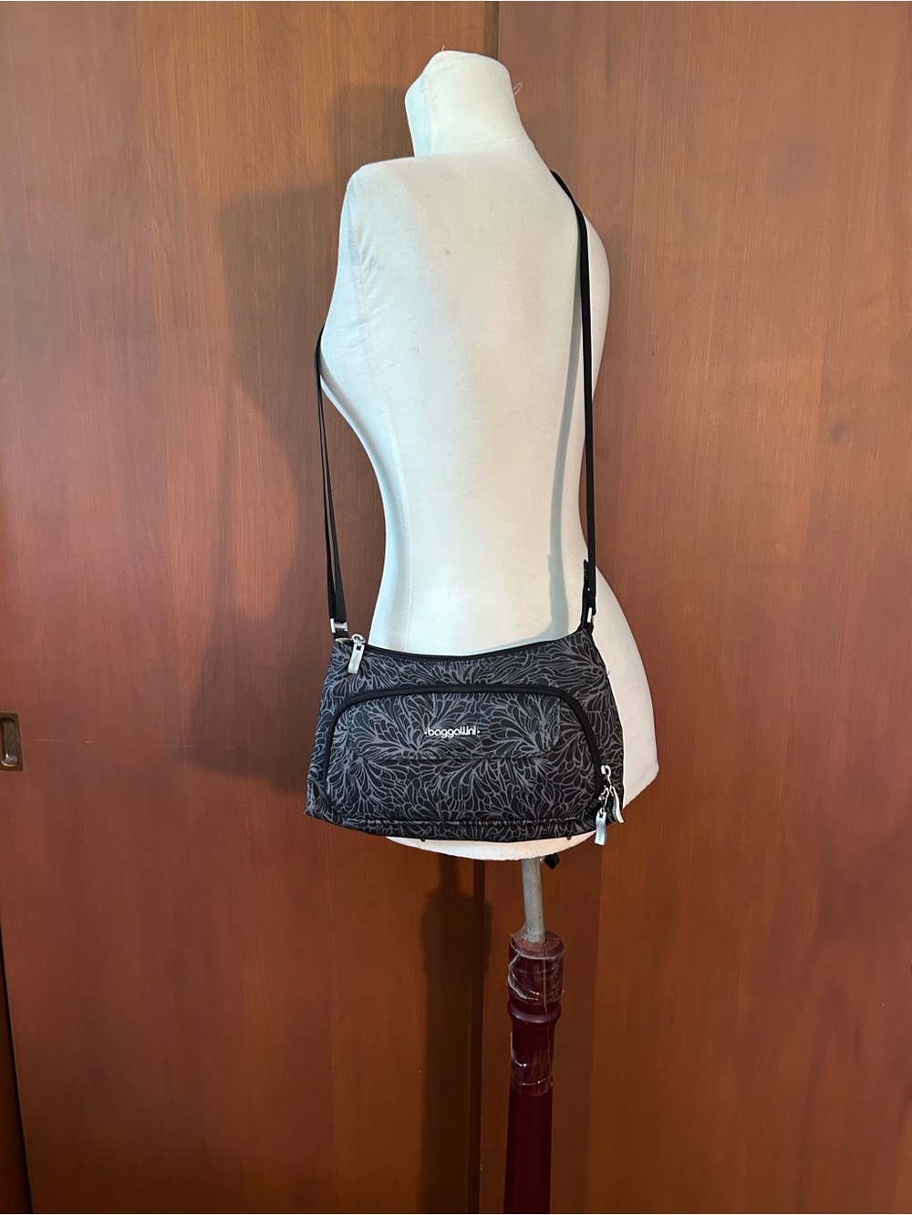 Baggallini black and gray crossbody purse